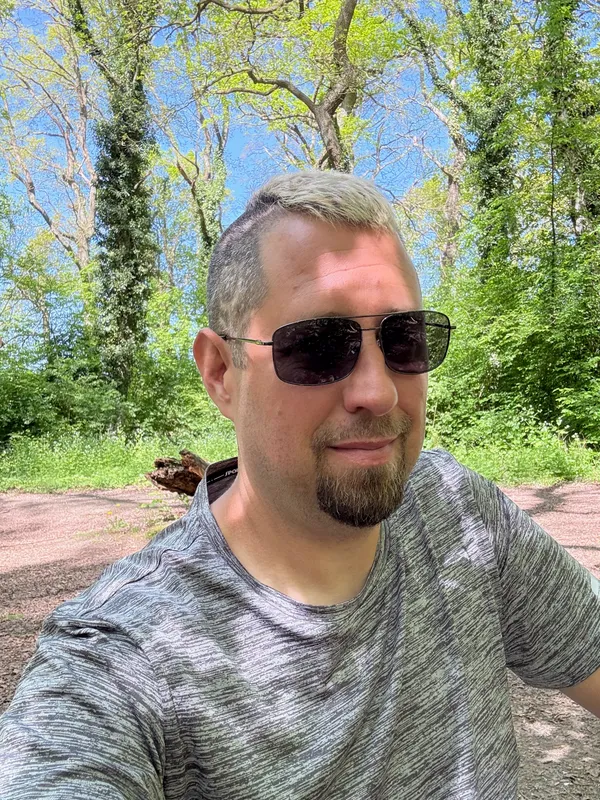 Tobias Schlitt selfie, dyied hair, sun glasses, in the woods